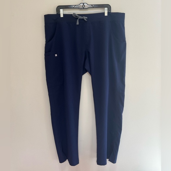 FIGS Women’s Kade Cargo Scrub Pants in Navy, size XXL - Picture 3 of 9